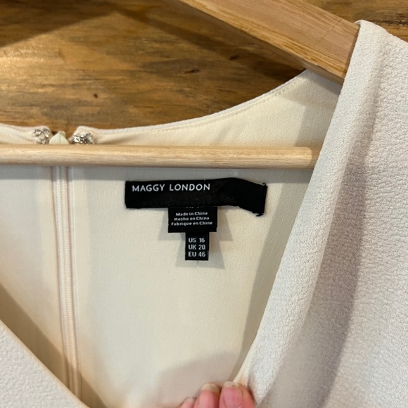 Maggy London Women's Cream Long-sleeve V-neck Sheath Dress - Picture 5 of 5